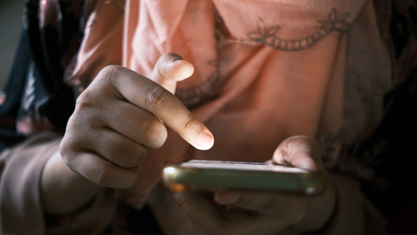 Customer opening a Google review link on a smartphone