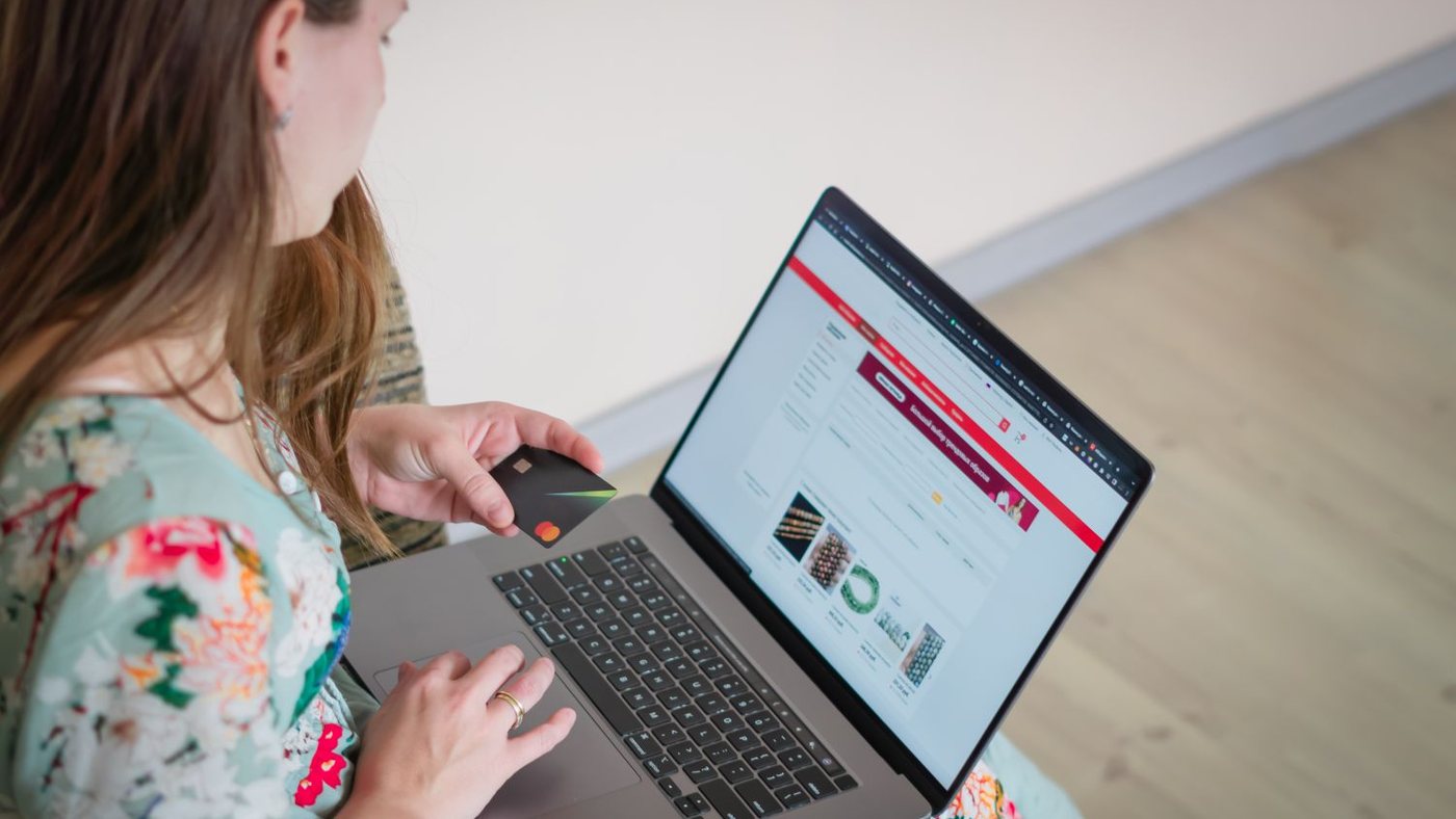 Shopper browsing an online store and reading product reviews